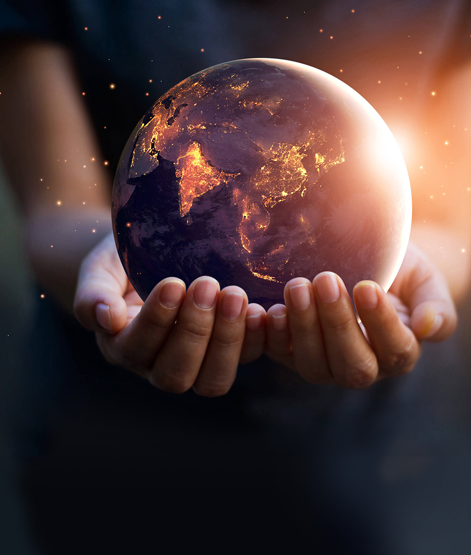 Bola del mundo sostenida en las manos