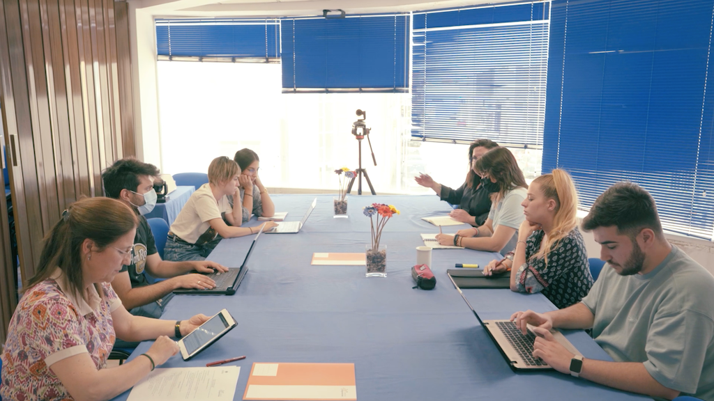 Miembros y doctorandos en sala de reuniones